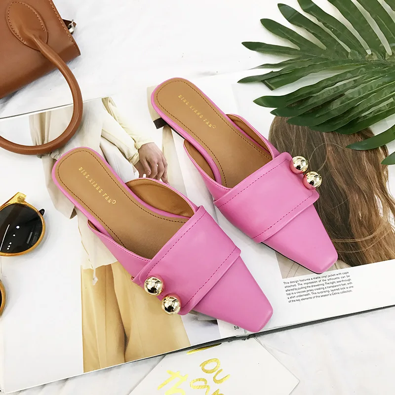 Женские шлепанцы без задника с металлическим украшением на плоской подошве