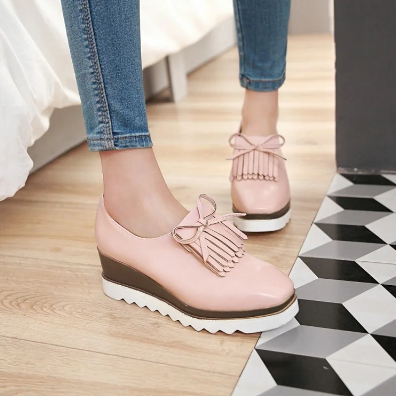 Кроссовки женские на танкетке лоферы с бахромой без застежки повседневная обувь