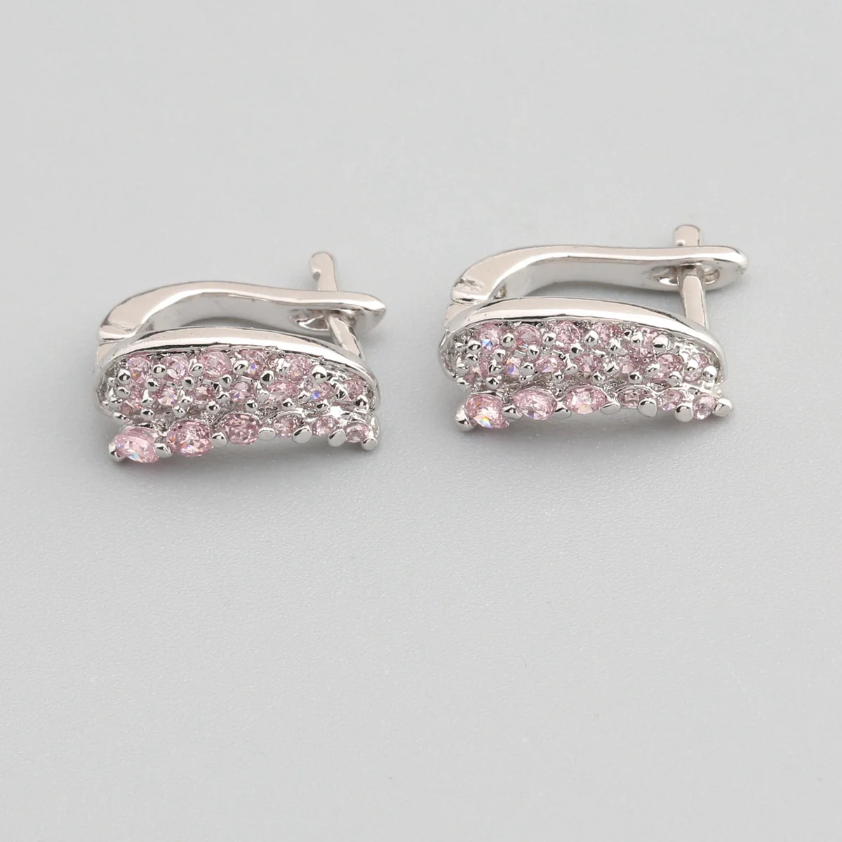 Серьги женские бескратные розовые 2*2 мм | Украшения и аксессуары