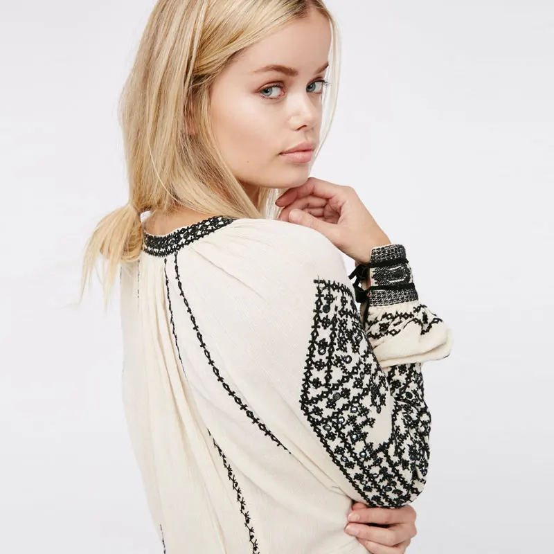 Женское платье с вышивкой в виде магнолии глубоким вырезом и кисточками длинным