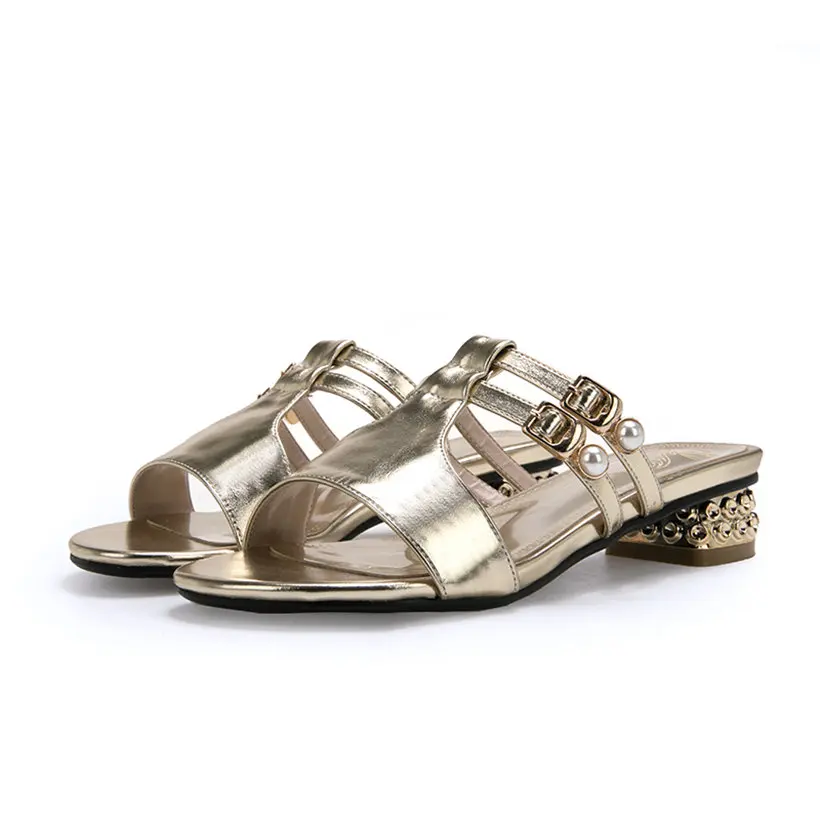 Женские шлепанцы золотистого цвета с заклепками на низком квадратном каблуке