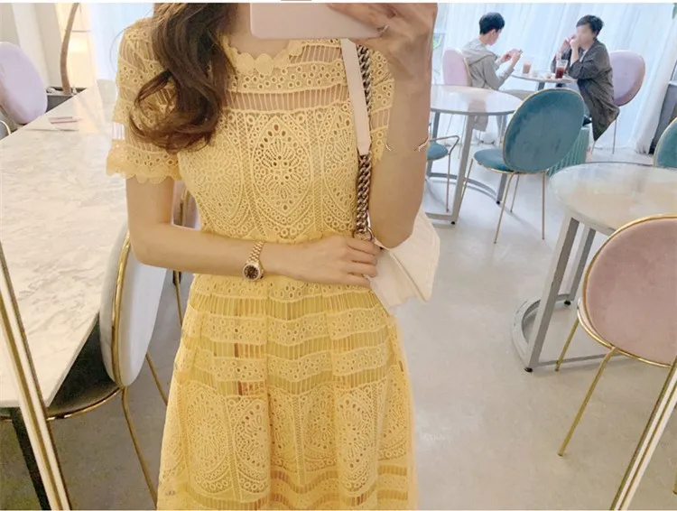 Женское ажурное кружевное платье однотонное желтое миди трапециевидной формы с
