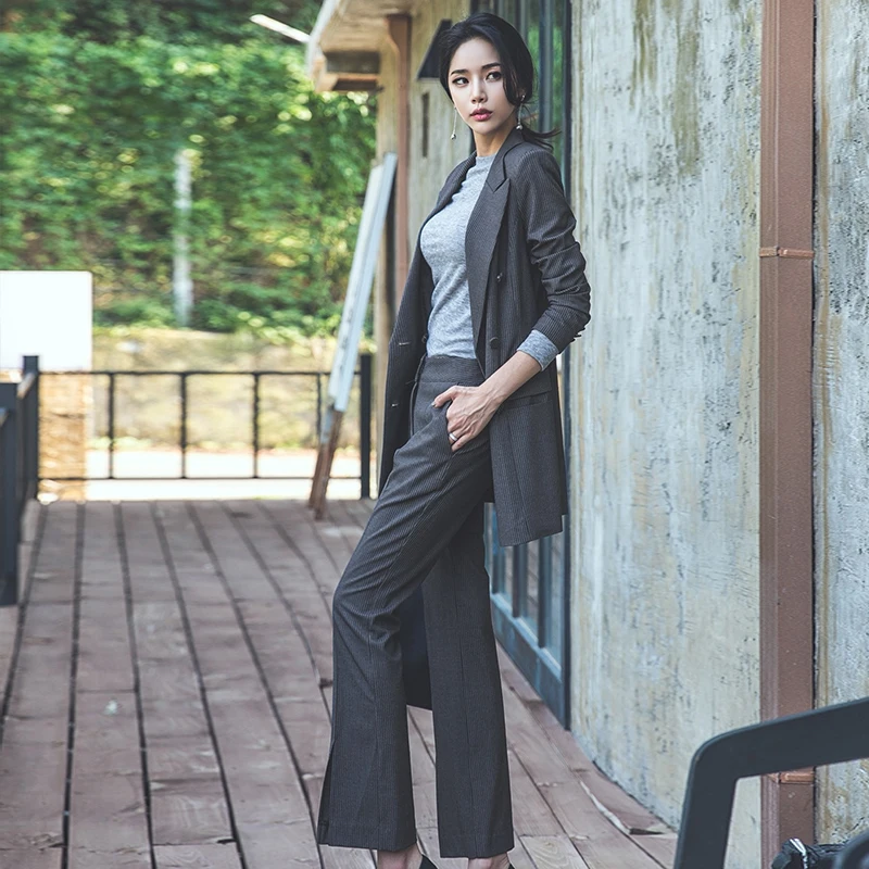 Женский костюм двубортный блейзер с карманами и брюки клеш в полоску осень