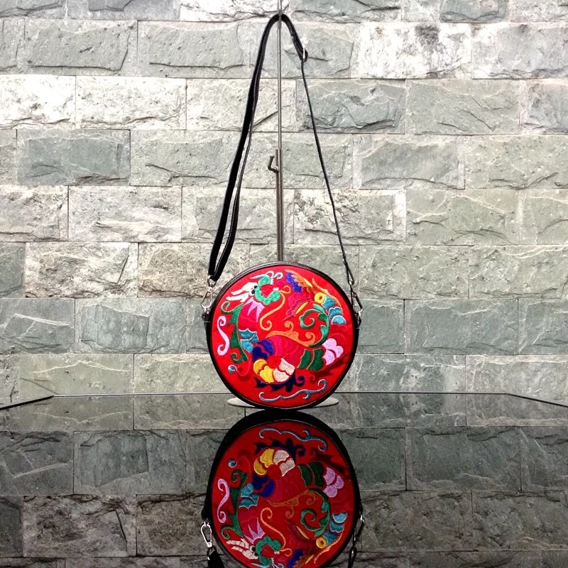 Круглая кожаная сумка через плечо с вышивкой в этническом стиле женская