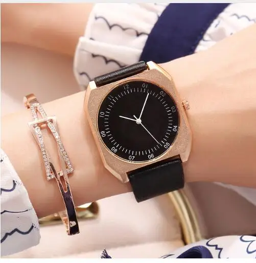 Часы женские кварцевые с квадратным большим циферблатом и кожаным