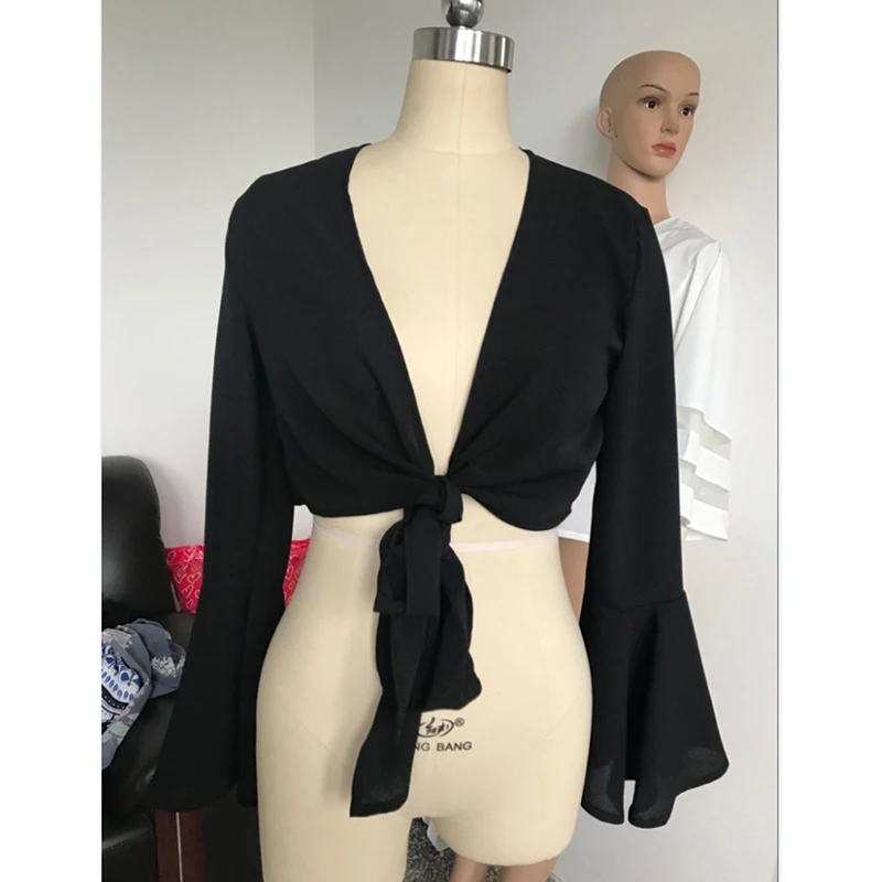 Женская футболка с v-образным вырезом и расклешенными рукавами облегающая