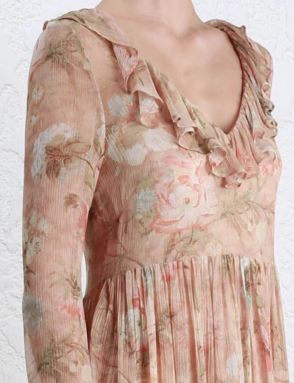 Женское платье с рюшами и v образным вырезом абрикосовое длинными рукавами