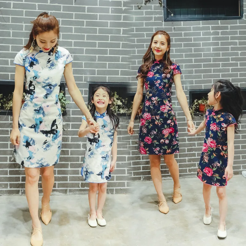 Летнее платье из хлопка для девочек Cheongsam дети Для женщин Платье с цветочным принтом качество платья для мам и дочек Семейные комплекты