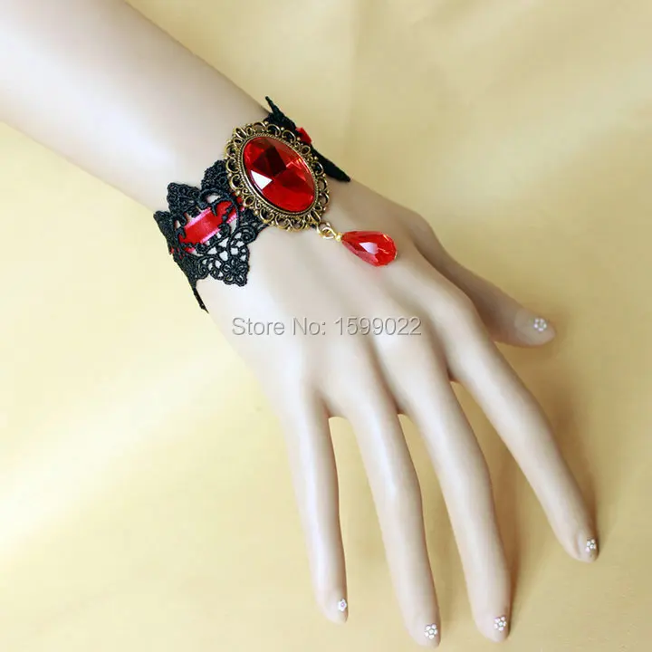 Винтажный браслет в стиле барокко черный кружевной красный со стразами амулеты