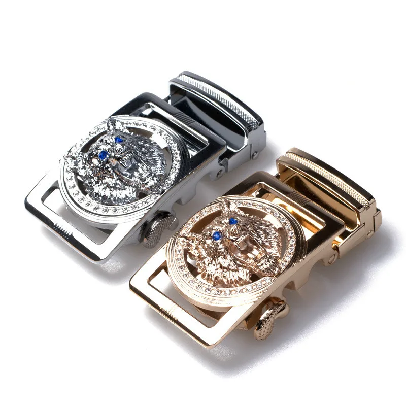 Инкрустированная бриллиантовой пряжкой в виде головы волка металлическая