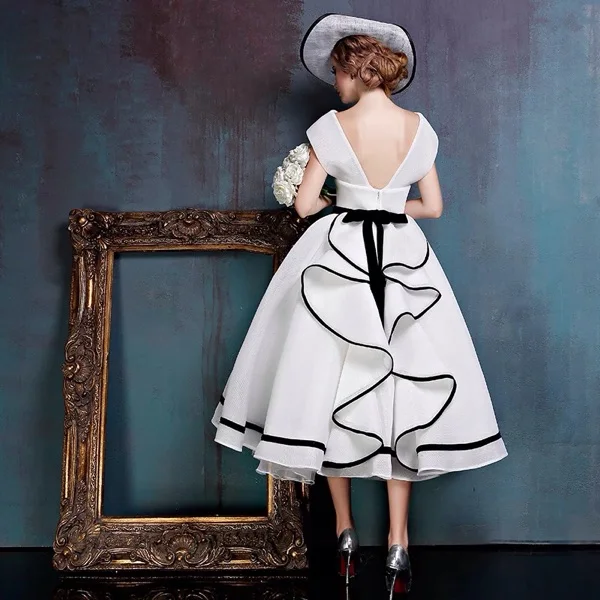 Настоящее изображение белое кружевное винтажное бальное платье с оборками