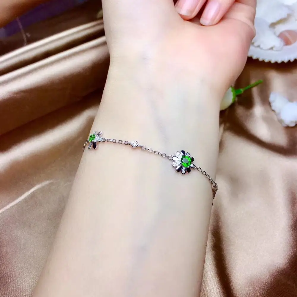 Браслет с натуральными зелеными диопсидами серебро 925 пробы элегантный милый