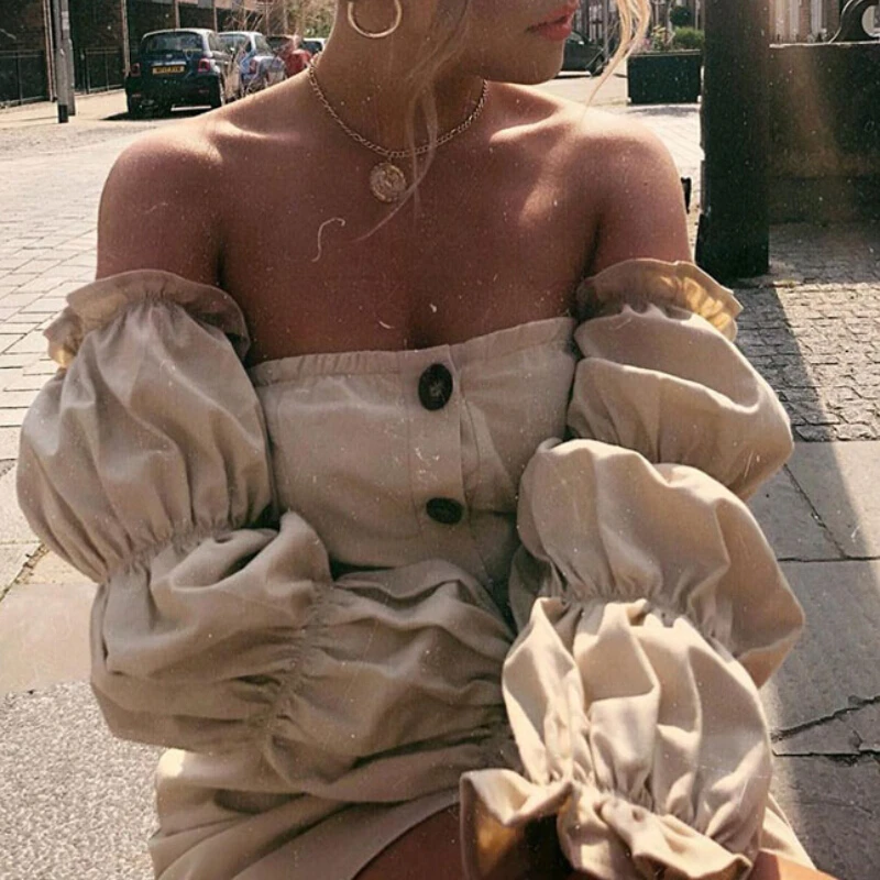 Женская укороченная футболка на пуговицах с открытыми плечами и длинным