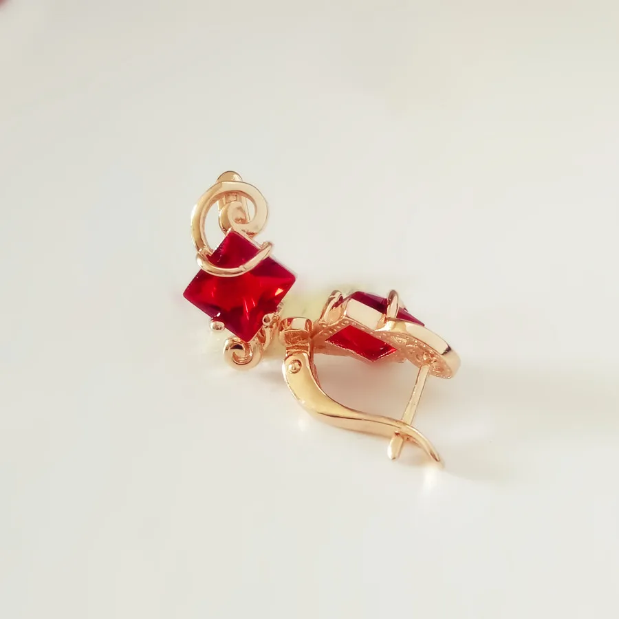 Серьги женские из розового золота 585 пробы с 3 камнями и фианитами | Украшения