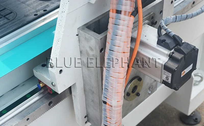 Деревообрабатывающий фрезерный станок 2040 с автоматическим чейнджером для