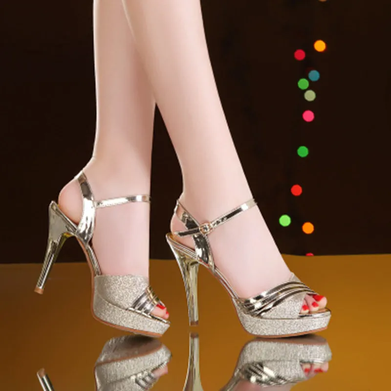 Женские блестящие сандалии на платформе и каблуке золотистые серебристые с