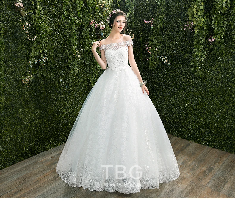 Нарядное свадебное платье для студийной фотосессии великолепное беременных