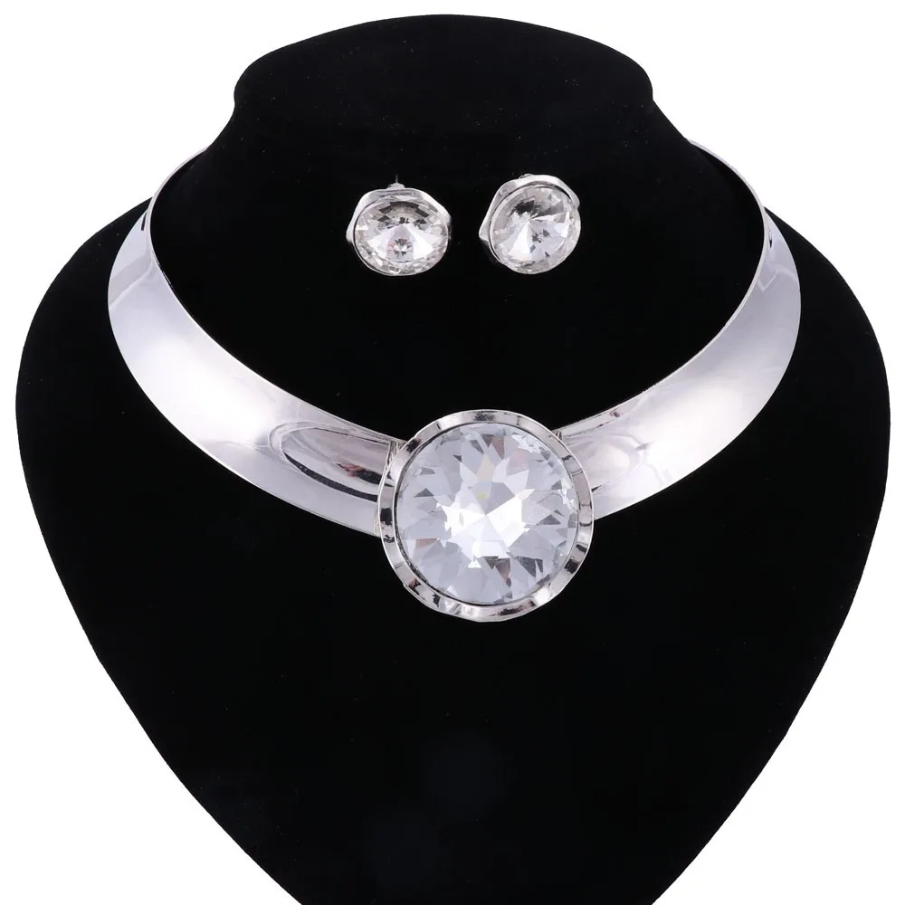 Женский ювелирный комплект из колье и серёг с кристаллами