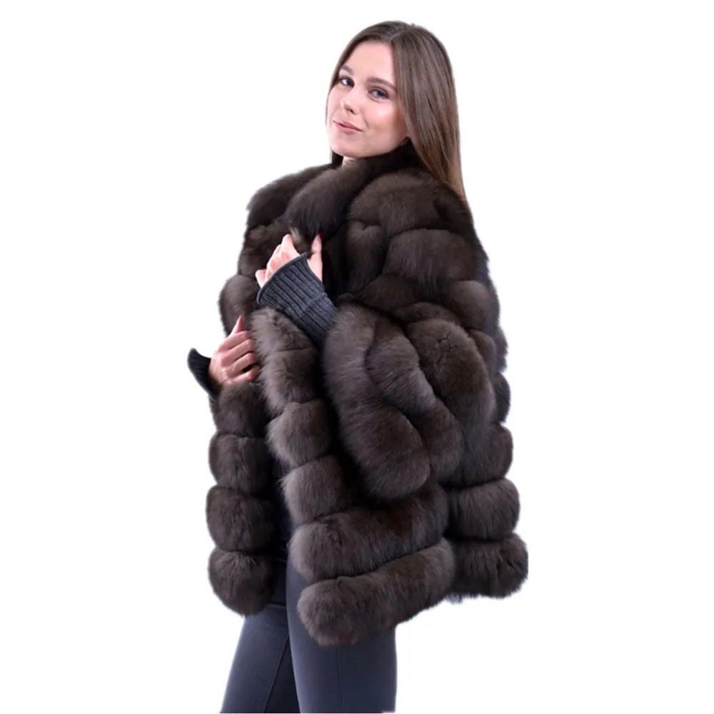 Модное зимнее женское пальто с натуральным мехом белое из лисьего меха круглым