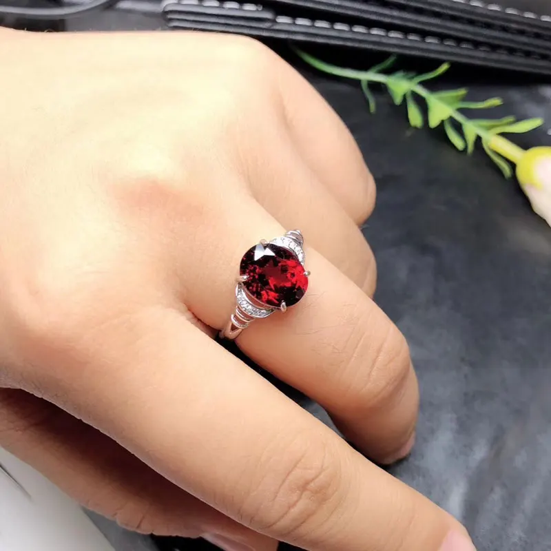 Женское кольцо из серебра 925 пробы с натуральным гранатом 9 х11 мм | Украшения и