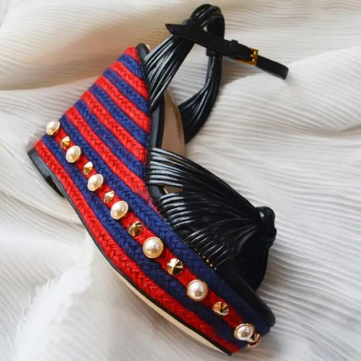 Женские сандалии на танкетке летние толстой подошве с ремешком и пряжкой