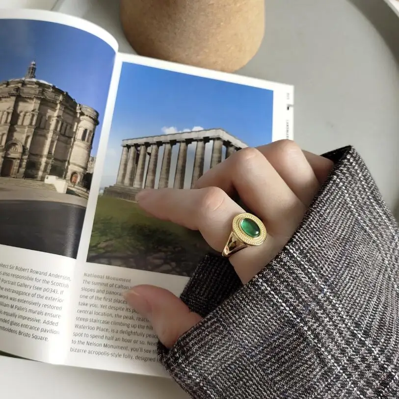 Кольцо обручальное из серебра 925 пробы с круглым зеленым фианитом | Украшения и