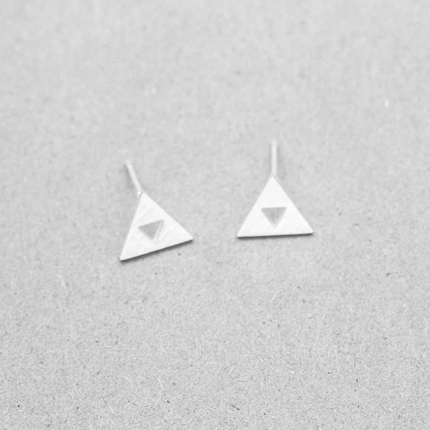Легенда о Зельде Triforce серьги гвоздики для женщин фильмы из нержавеющей стали Oorbellen геометрические треугольные маленькие серьги