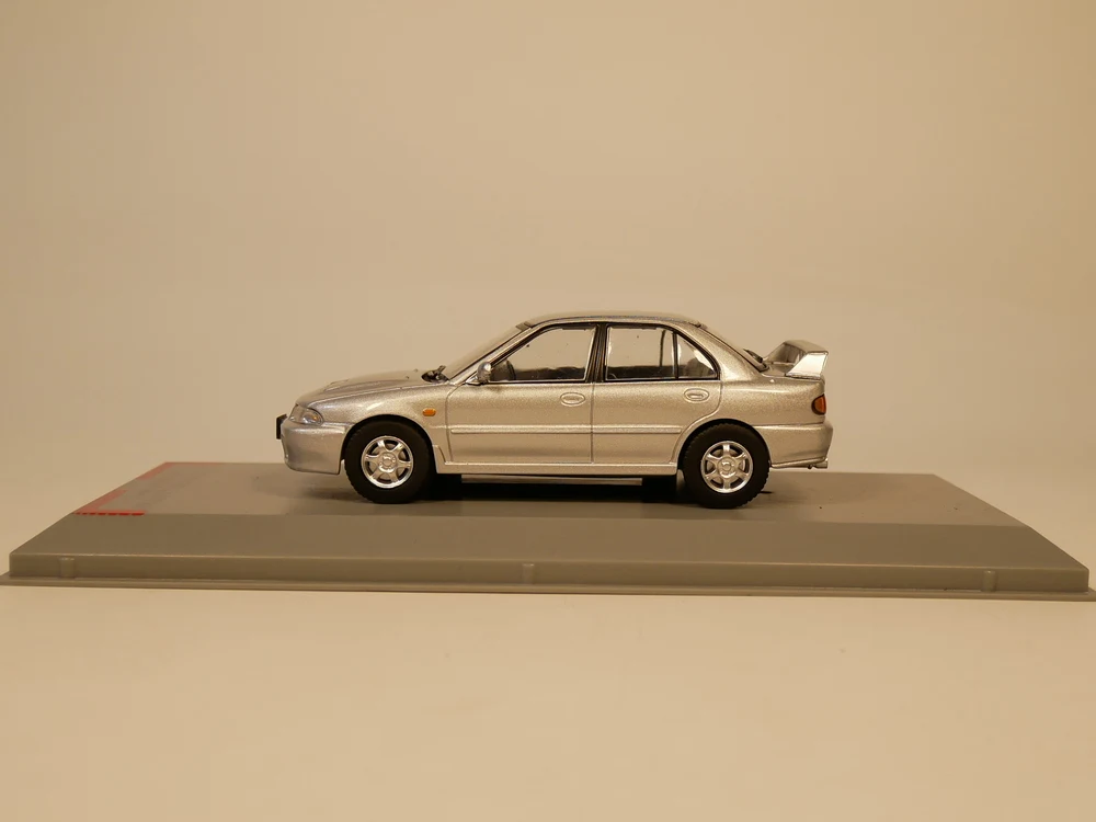 Литой клуб 1:43 поколения GTI Mitsubishi Lancer Evolution 1992 от ixo