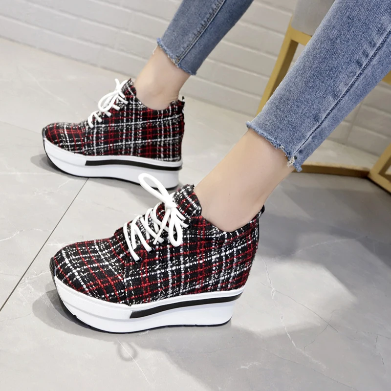 Женская повседневная обувь на танкетке кроссовки шнуровке визуально