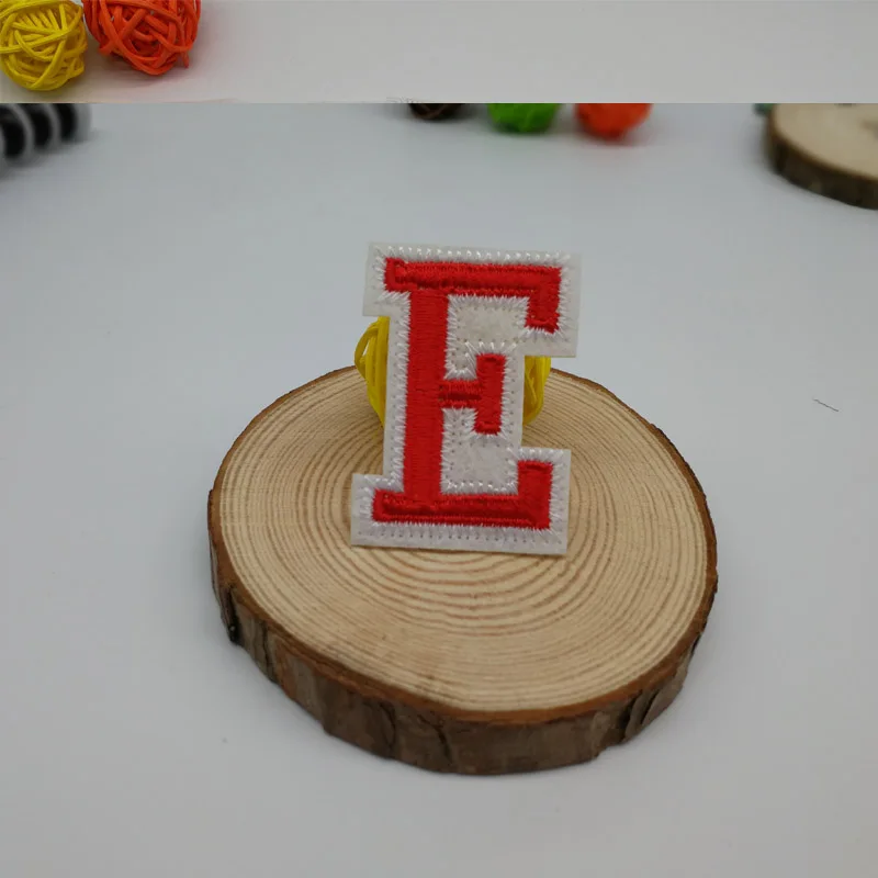 Вышитые железные нашивки 26 английские маленькие красные буквы имя патч для