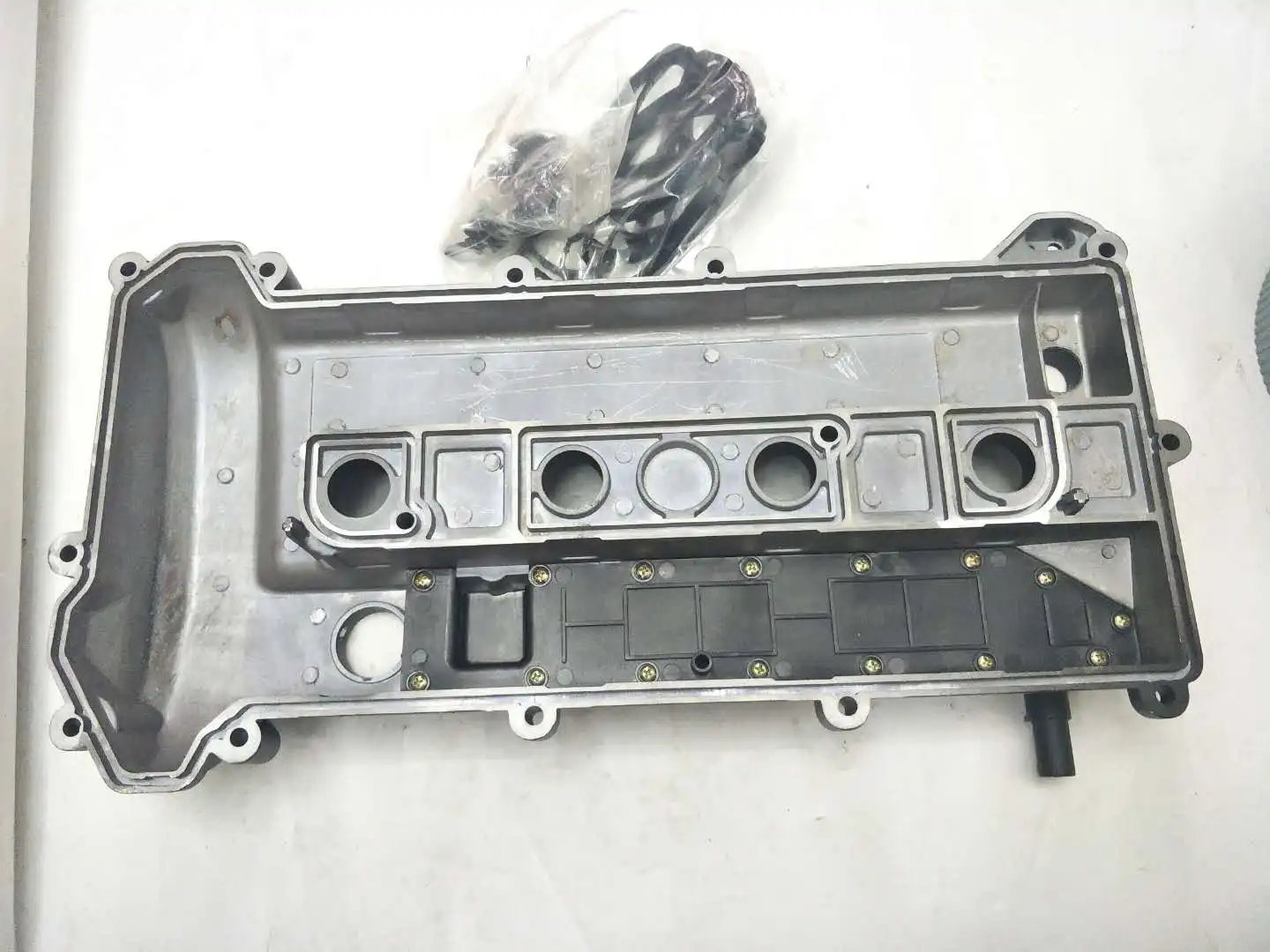 Новая модернизированная крышка клапана цилиндра двигателя из алюминиевого