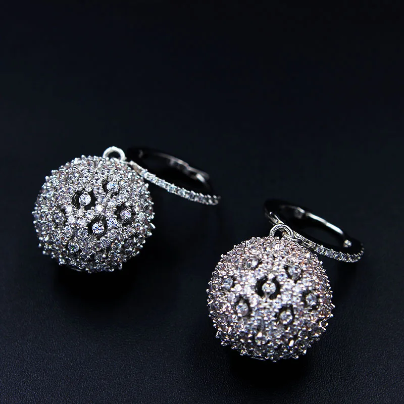 Женские серьги белого и золотого цвета с блестящими вырезами украшенные