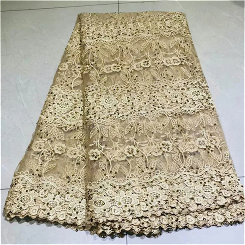 Золотистая непрозрачная ткань с фиолетовыми камнями металлическими зернистыми