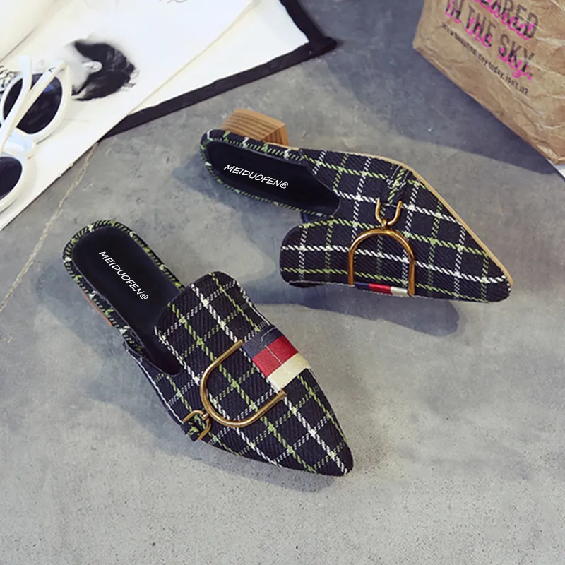 Новинка 2018 года летние женские шлепанцы с металлическим украшением острым