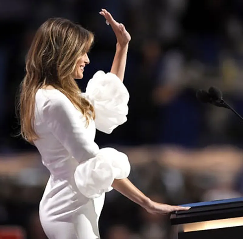 Модное белое короткое платье для выпускного вечера с оборками и рукавами до