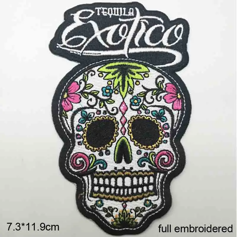 Полностью вышитая голова черепа со словами красочные красивые рыбки утюжок на