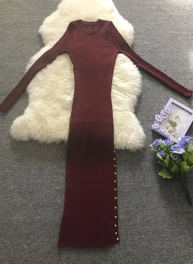 Женское трикотажное платье-макси с длинным рукавом и заклепками осенне-зимнее