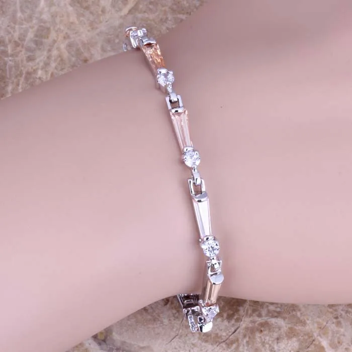 Сказочный браслет цепочка цвета шампанского из белого морганита с серебряным