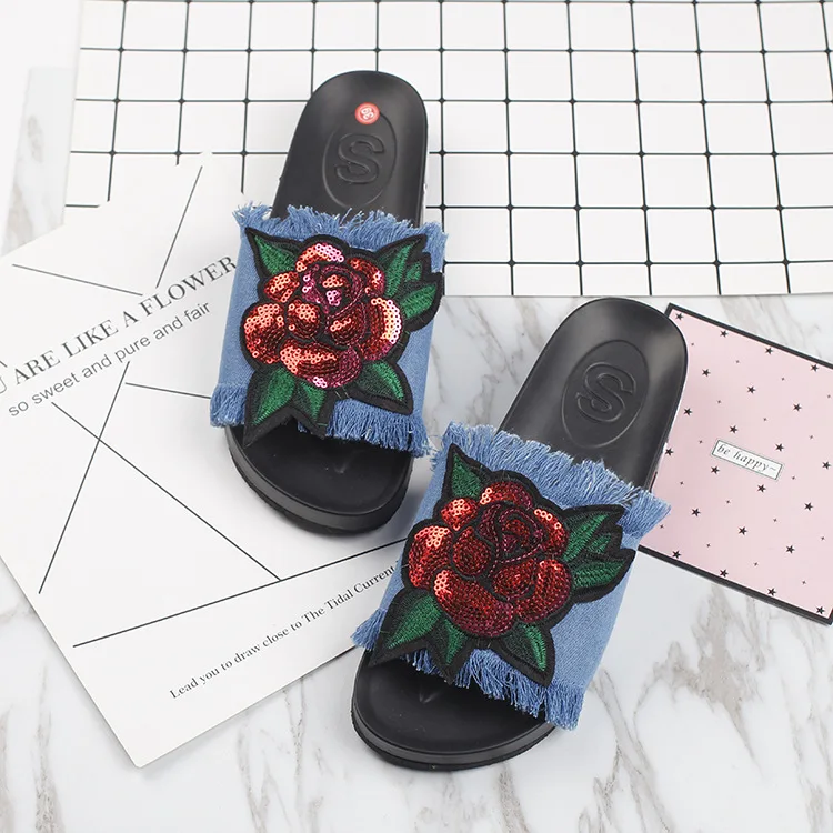 Известный бренд Женские сандалии-гладиаторы из денима с розовой вышивкой