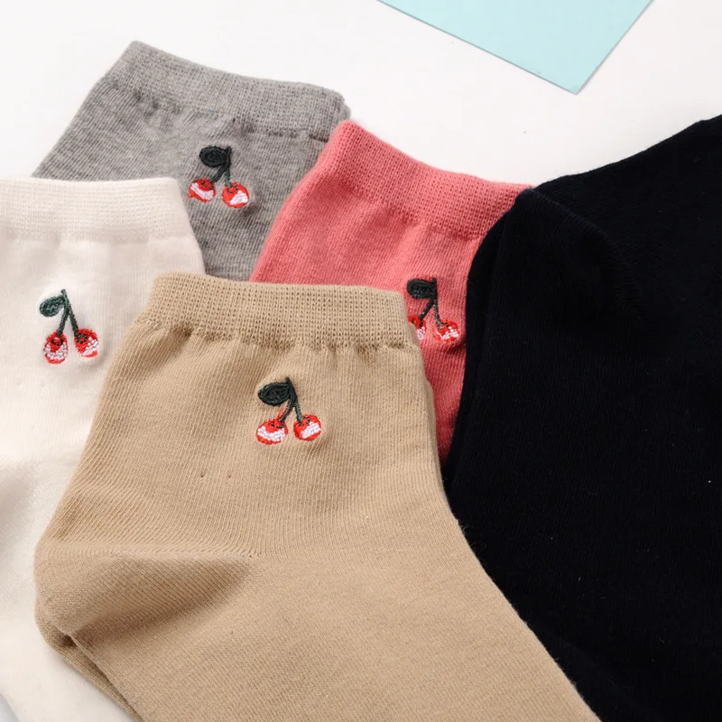 

2018 New Cute Cherry Socks Embroidery Models Wild Black and White Women Socks