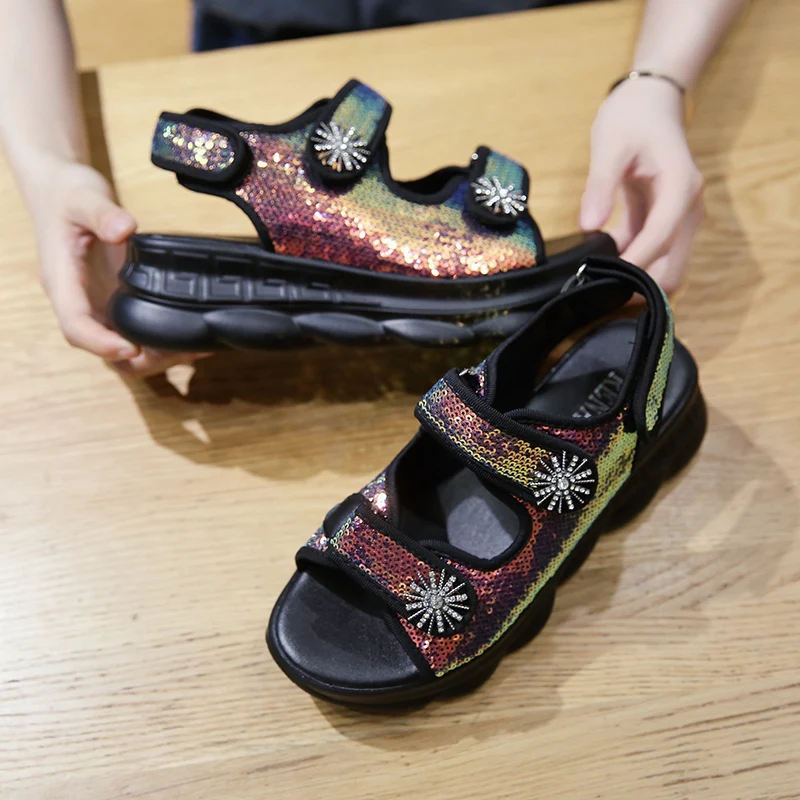 Женские сандалии со стразами с открытым носком; коллекция года; летние спортивные сандалии; женская обувь на танкетке; модные сандалии на массивной платформе; женская обувь