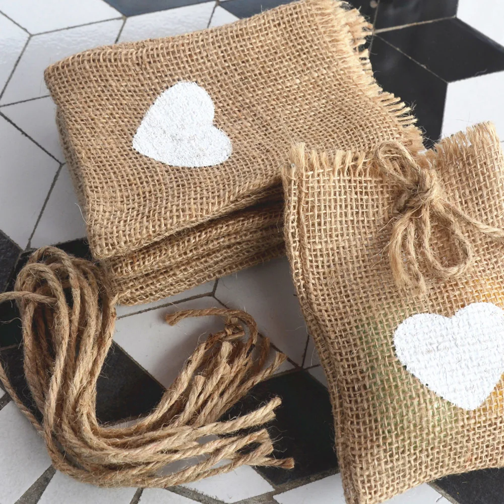 

20pcs White Love Heart Print Natural Jute Hessian Burlap Drawstring Bags Rustic Wedding Sack Favors Party Gift Candy Boxes