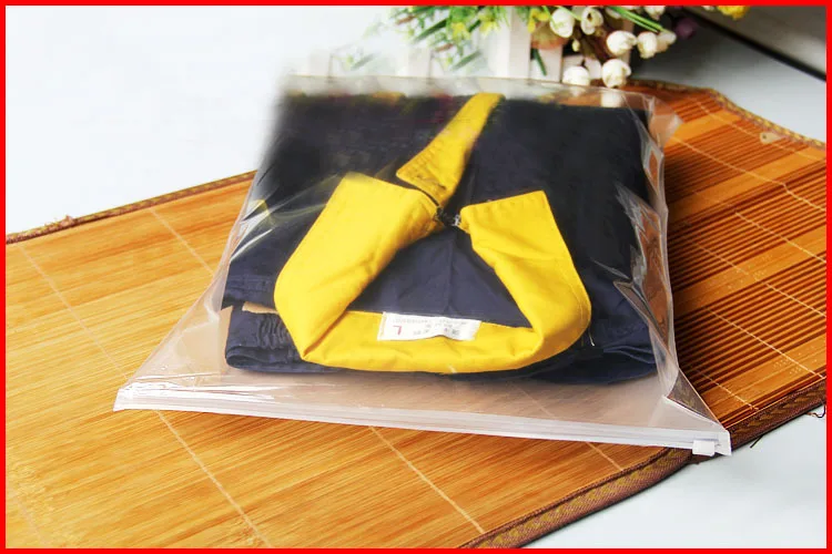 

35cm*45cm*160mic Zip Lock Plastic Bag Clear resealable Bag Clothes bag gift packing 200pcs/lot Free shipping