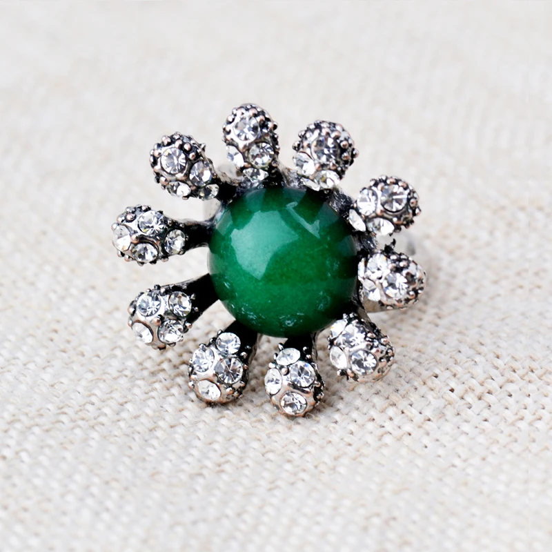 Женское кольцо с натуральным опалом каменное серебряное круглым цветком золотым