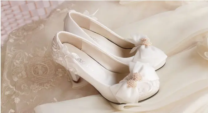 Женские свадебные туфли с бабочкой белые маленьким каблуком и бантиком для