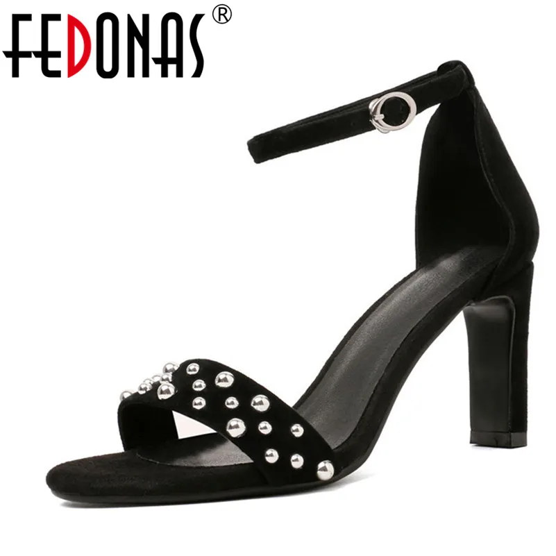 Женские замшевые туфли FEDONAS на высоком каблуке с металлическими заклепками лето |