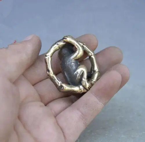 Китайская старая Античная Чистая латунь бамбуковая маленькая статуя обезьяны |