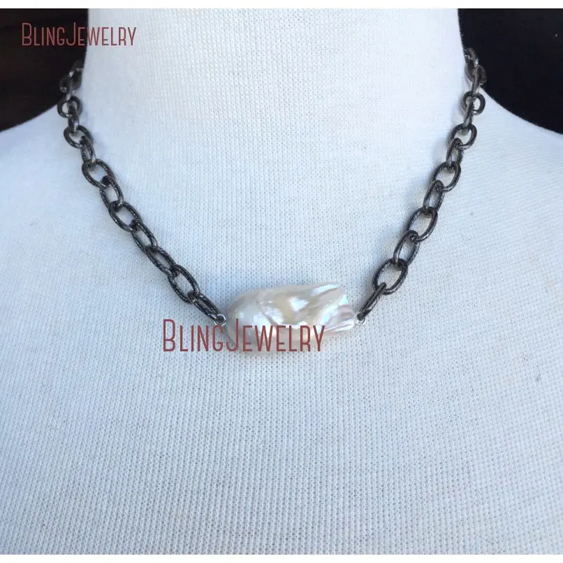 Короткое ожерелье из белой искусственной кожи на окисленной серебряной цепочке