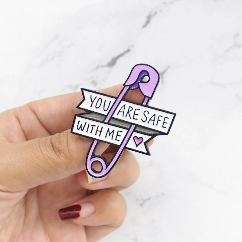 Значок YOU ARE SAFE WITH ME металлическая безопасная булавка фиолетовая эмалированная
