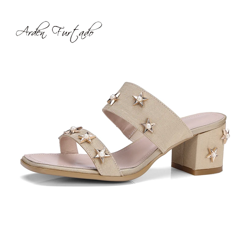 Сланцы женские на массивном каблуке 5 см с металлическими звездами | Обувь
